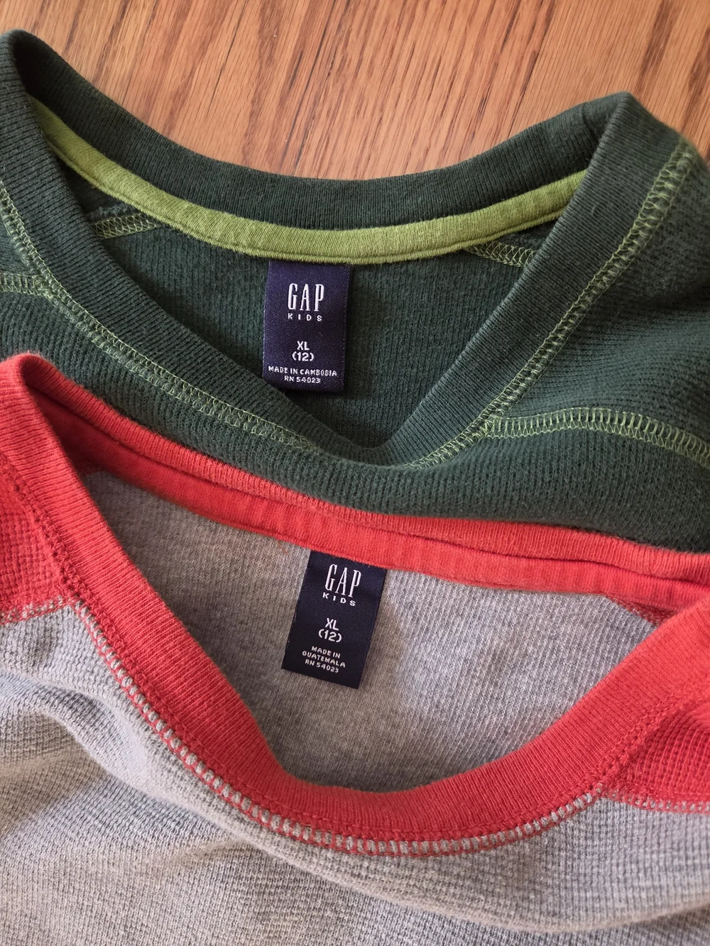 (2) GAP Kids Long Sleeve Tee Bundle - Green and Gray/Orange - Youth XL (12)